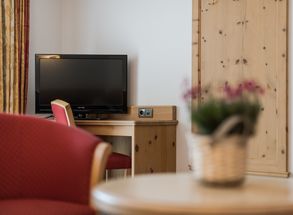 Junior suite Hotel Alto Adige con area soggiorno e TV