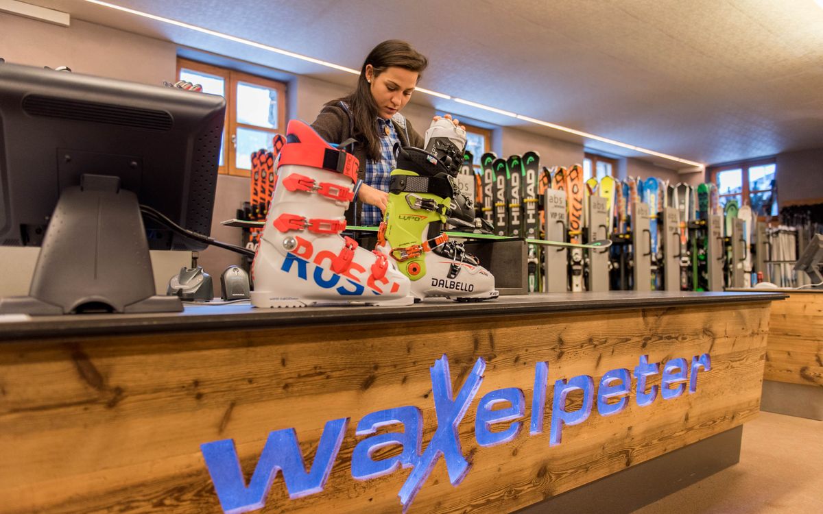 Sport Waxelpeter professional ski service in the Hotel Lärchenhof Solda ski equipment