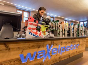 Sport Waxelpeter in-house ski rental at the Hotel Lärchenhof Solda ski equipment