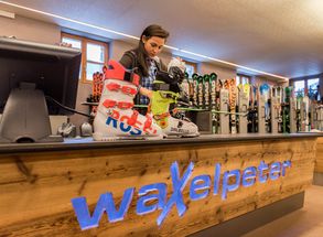 Sport Waxelpeter hauseigenen Skiverleih im Hotel Lärchenhof Sulden Skiausrüstung