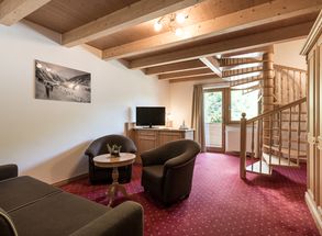 Comfort abitativo Hotel Solda Suite con area soggiorno e TV