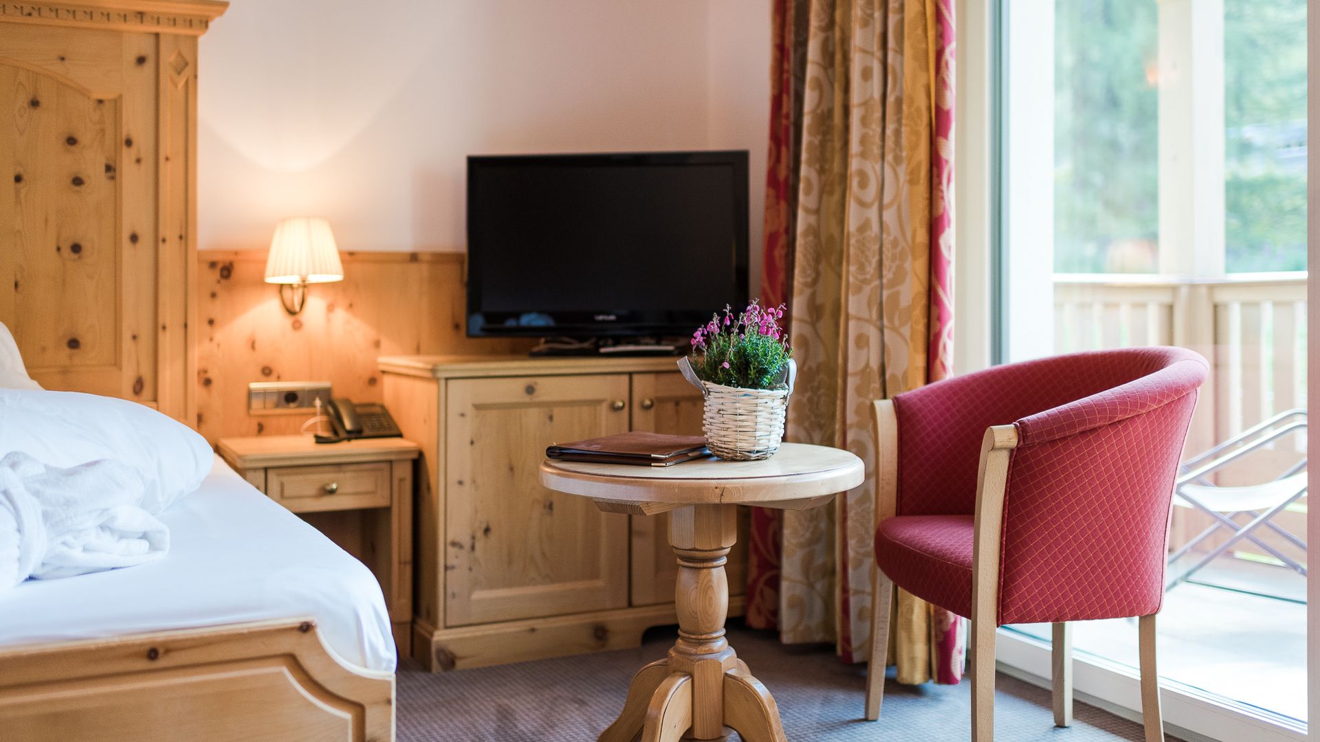 Komfortable Zimmer mit Sitzecke im Hotel Lärchenhof Sulden