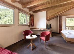 Hotel Lärchenhof Solda Suite with sitting area and TV