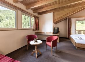 Hotel Lärchenhof Solda Suite con area soggiorno e TV