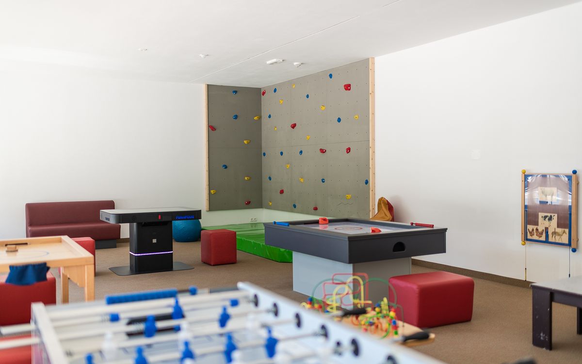 Spielzimmer mit Tischfussball Kletterwand Spielecke Familienurlaub Hotel Lärchenhof Südtirol
