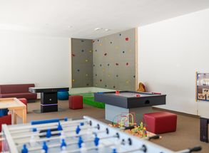 Spielzimmer mit Tischfussball Kletterwand Spielecke Familienurlaub Hotel Lärchenhof Südtirol