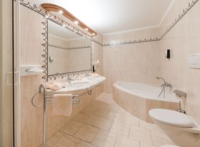 Hotel South Tyrol Suite with bathroom and bathtub